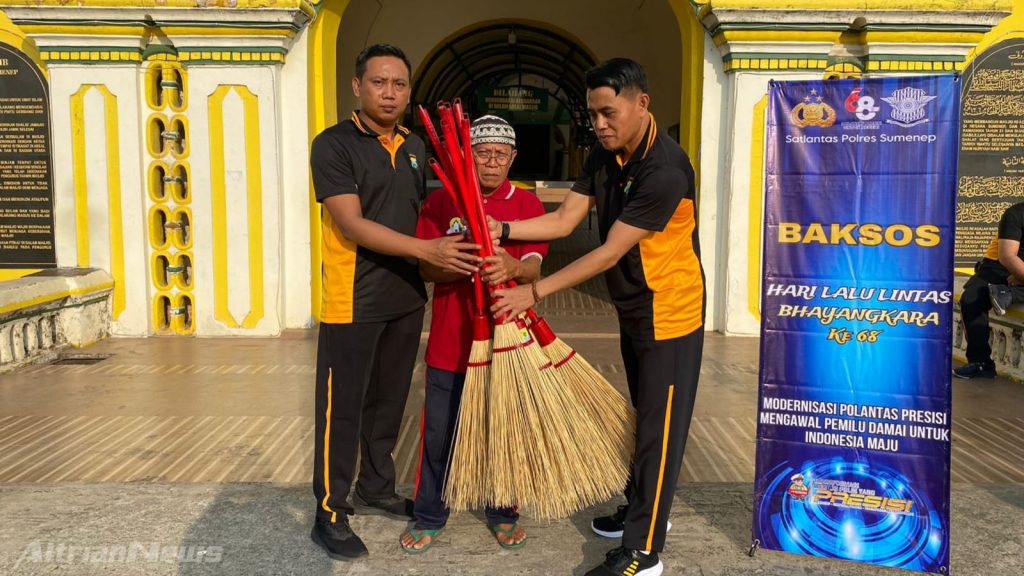 Satlantas Polres Sumenep Serahkan Alat Kebersihan Kepada Pengurus Masjid Jamik