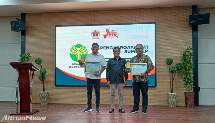 Bupati Achmad Fauzi Wongsojudo dan Direktur BBS Terima Penghargaan dari PWI Sumenep pada Resepsi HPN 2024