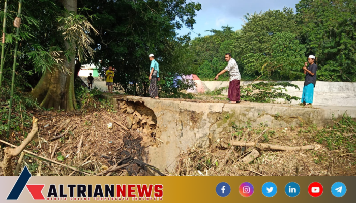 Banjir Terjadi Akibat Runtuhnya Bantaran Sungai Kebonagung Melanda Pemukiman Warga