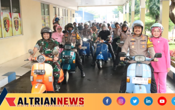 Kapolres dan Dandim Sumenep Ngabuburit Naik Vespa, Bagikan Takjil Sambil Ajak Warga Tertib Lalu Lintas