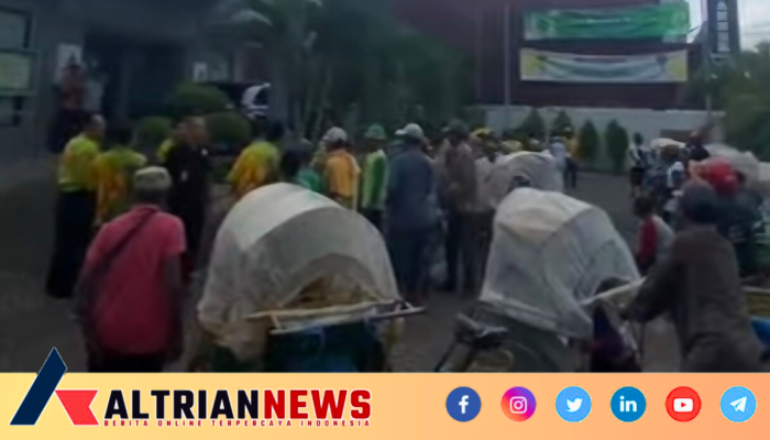 Berkah Ramadhan! BPRS Bhakti Sumekar Bagikan 100 Takjil untuk Tukang Becak di Sumenep