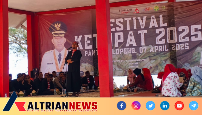 Ribuan Warga Serbu Festival Ketupat di Pantai Slopeng, Bupati Fauzi: Tradisi Harus Tetap Hidup