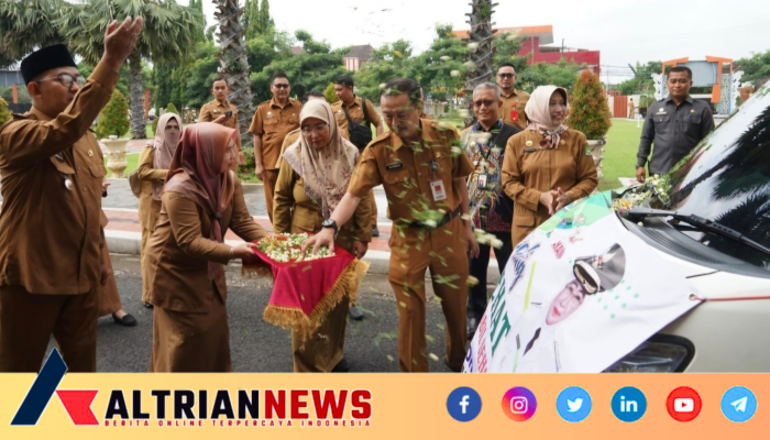 Direktur RSUD dr. H. Moh. Anwar Terima Mobil Sehat dari Bupati Sumenep