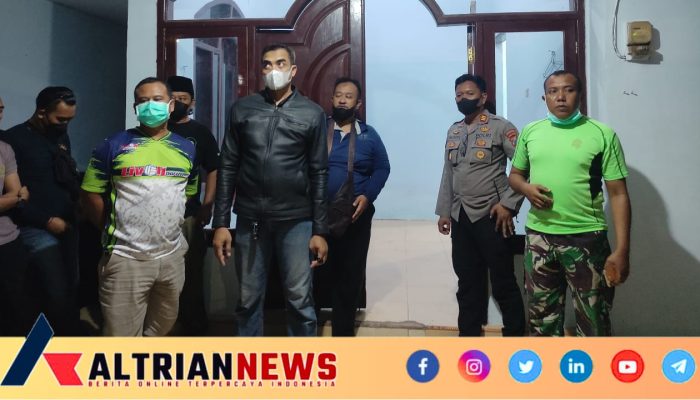 WARGA BATUAN GEMPAR, MAYAT PRIA DITEMUKAN MEMBUSUK DI RUMAH KONTRAKAN