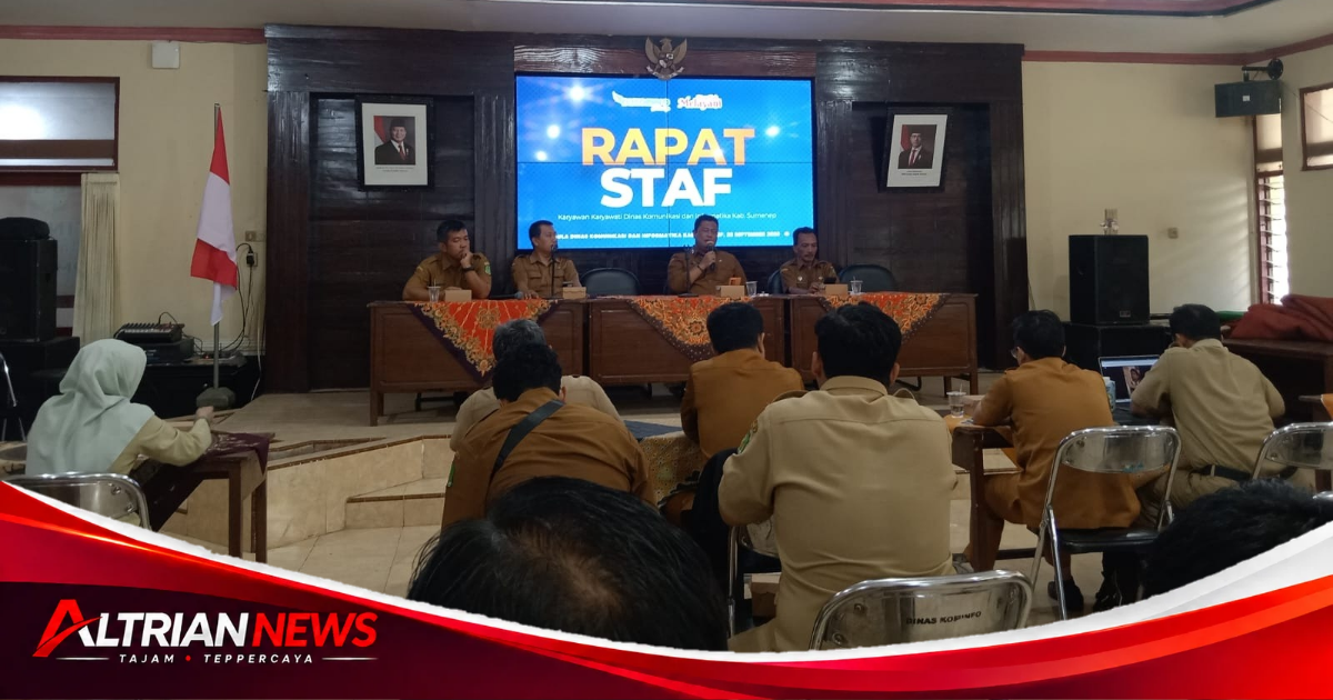 Kadis Kominfo Sumenep Indra Wahyudi memimpin rapat staf bersama jajaran Diskominfo