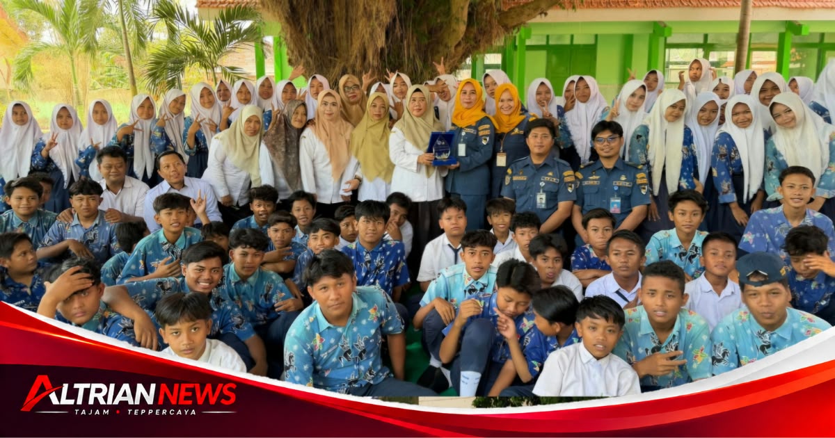 KSOP Kelas IV Kalianget memberikan edukasi keselamatan pelayaran sejak dini kepada pelajar SMPN 2 Kalianget. (Altriannews.com)