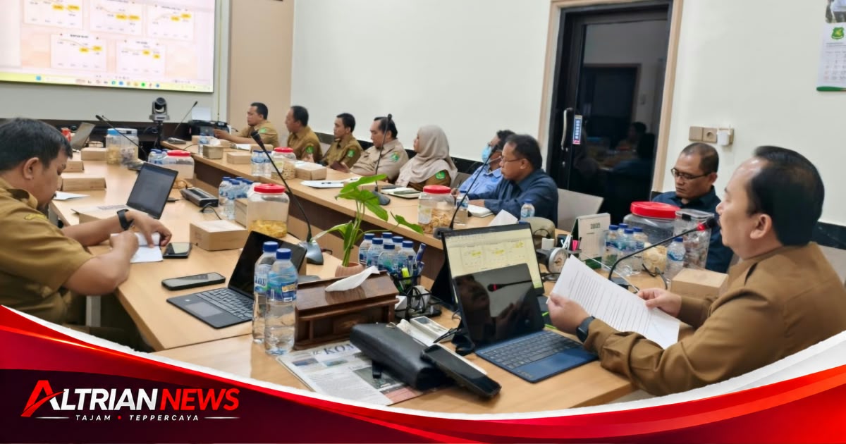 Pertumbuhan Ekonomi Sumenep Tembus 6,46 Persen, Lampaui Target RPJMD 2025 6 Kepala Bappeda Sumenep Arif Firmanto dalam rapat pembahasan pembangunan dan pertumbuhan ekonomi daerah.