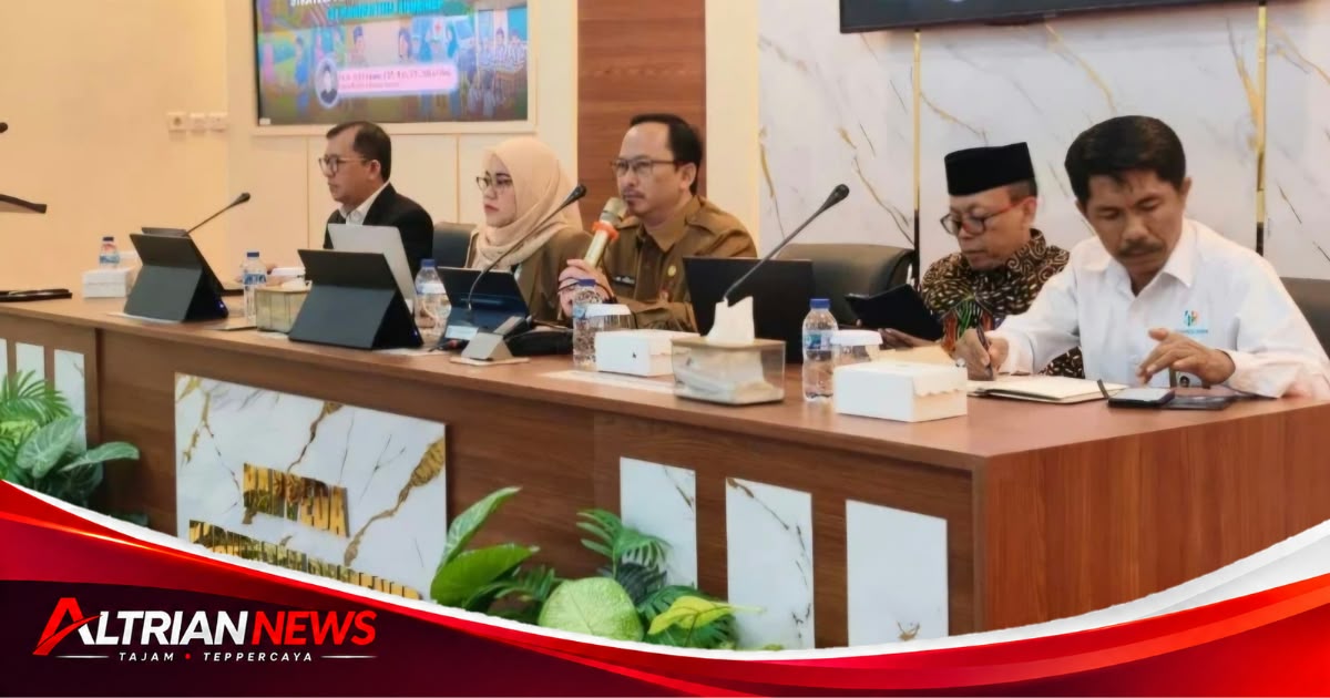 Rapat pembahasan strategi pengentasan kemiskinan Pemerintah Kabupaten Sumenep bersama lintas sektor.