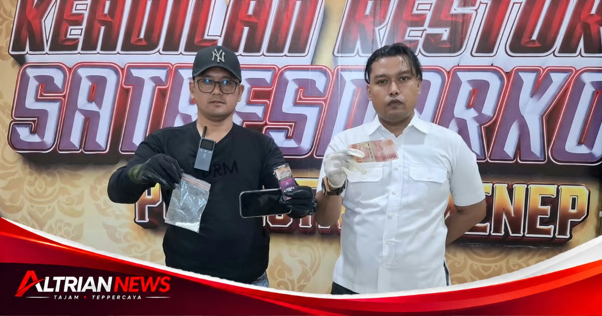 Satresnarkoba Polresta Sumenep menunjukkan barang bukti dugaan pil berlogo Y dalam pengungkapan kasus okerbaya di Kecamatan Gapura.