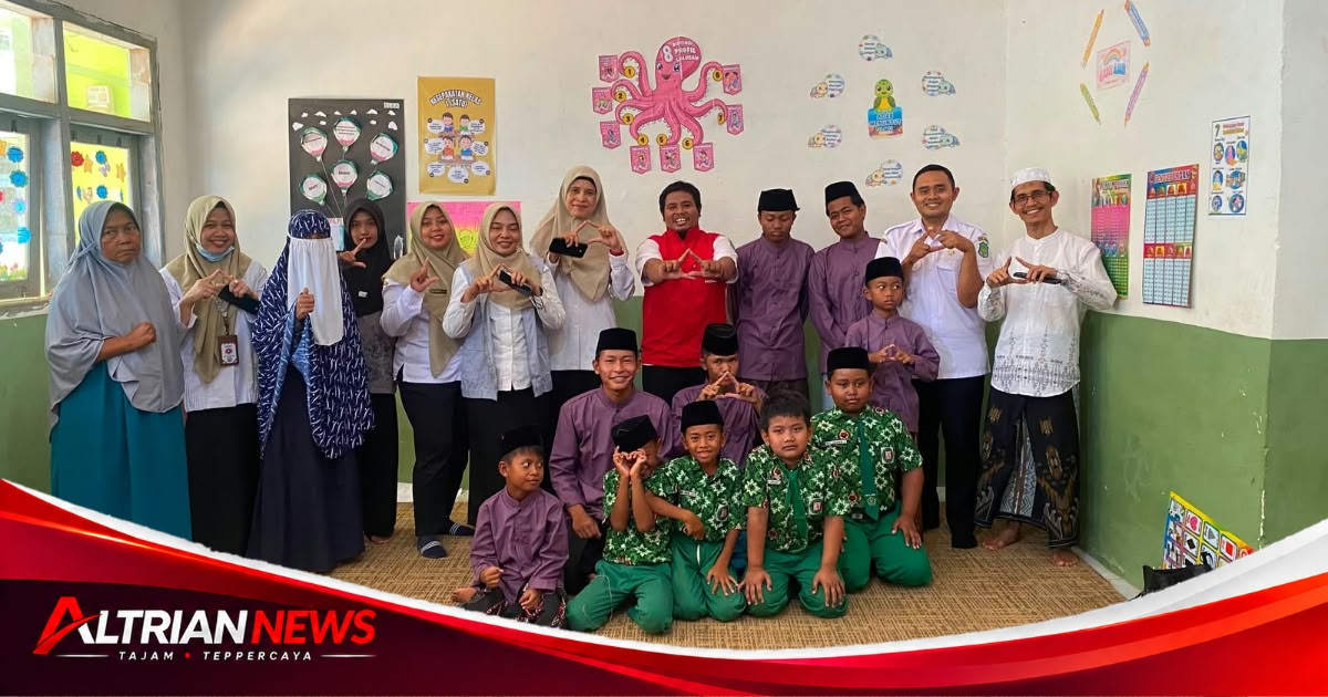 Tim Promkes Dinkes P2KB bersama pengasuh dan santri Pondok Pesantren Al-UM Ambunten dalam kegiatan pendampingan kesehatan.