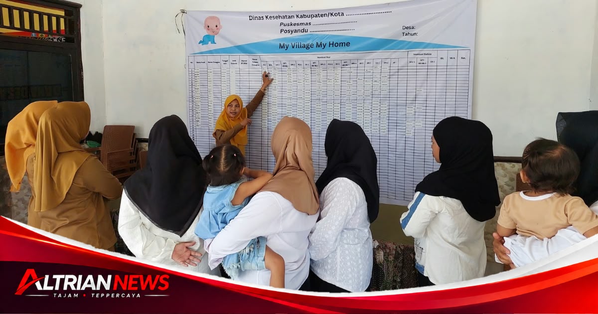 Petugas menjelaskan pemanfaatan My Village My Home kepada ibu sasaran imunisasi di Desa Beringin, wilayah kerja Puskesmas Dasuk, Sumenep.