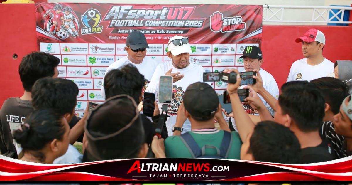 Bupati Sumenep Achmad Fauzi Wongsojudo didampingi Wakil Bupati KH. Imam Hasyim saat pembukaan AF Sport U-17 Football Competition 2026 di Sumenep.