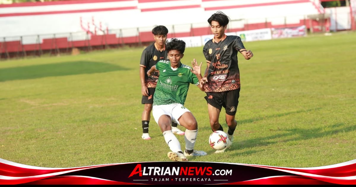 Pemain muda Kecamatan Kota Sumenep dan Kecamatan Batuan berebut bola dalam laga AF Sport U-17 2026 di GOR A. Yani Pangligur.