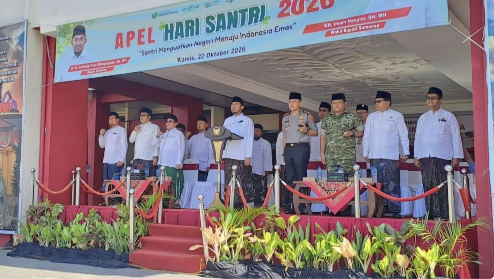 Bupati dan jajaran pejabat mengikuti apel Hari Santri Nasional 2026 di halaman Kantor Bupati Sumenep.